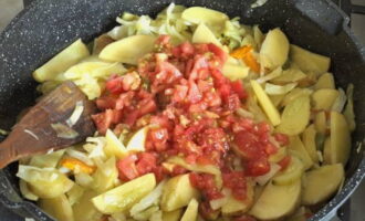 Remove the peel from the tomatoes, cut into small cubes and place in a frying pan.