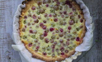 Cuire la tarte au four à 180 degrés pendant 30 à 40 minutes. Refroidissez un peu la tarte Fireworks finie, puis servez avec du thé.