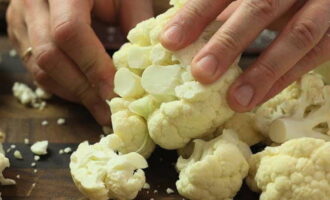 How to make Instant Pot Pickled Cauliflower? Wash the cauliflower, dry it and separate it into inflorescences. If necessary, the largest of them can be cut into smaller pieces.