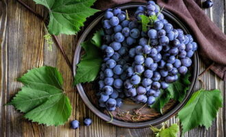 How to prepare grape compote for a 3-liter jar for the winter? Wash the grape bunches, remove spoiled berries, and remove the rest from the branch and dry a little, placing them on a napkin.