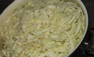 How to cook juicy and crispy sauerkraut in a saucepan? We wash the white cabbage, cut it into thin strips and place it in a saucepan. Immediately knead the product with your hands to release the juice.