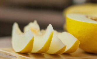 Come preparare la composta di melone per l'inverno in barattoli? Puliamo un chilogrammo di melone dalla buccia e dai semi. Tagliare il prodotto rimanente in piccoli pezzi.