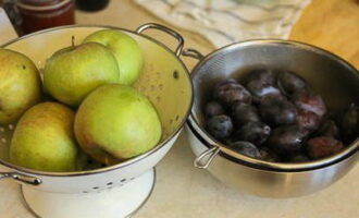 Bagaimana untuk menyediakan kompot plum dan epal untuk musim sejuk dalam balang 3 liter? Kami membasuh epal dan plum di bawah air yang mengalir. Biarkan makanan seketika dan biarkan ia kering.