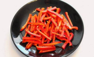 Remove the seeds from the pepper and cut into thin strips, chop the carrots as for preparing Korean carrots. Cut the garlic into slices.