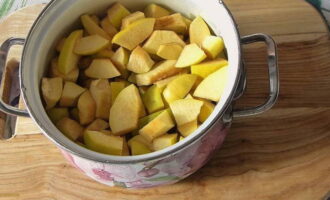 Como fazer em casa uma deliciosa geléia de marmelo para o inverno? Cortamos o marmelo lavado em rodelas, retirando o miolo com as sementes, e colocamos numa caçarola para fazer compota.