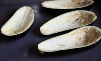 How to deliciously bake eggplants with minced meat in the oven? To prepare a tasty and healthy eggplant dish, you must strictly follow all stages of food preparation and recommendations. First, wash both eggplants. Then, when we wipe them with a towel, cut them into two parts along the fruit. Now we need to make the eggplants look like boats. To do this, you need to carefully cut out the pulp with a knife or get rid of it with a spoon. Take some salt and rub it on the inside of the eggplants. Leave them for 30 minutes to release the juice.