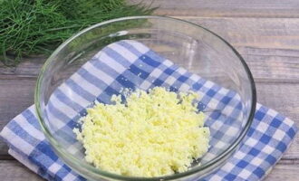 How to make classic tartar sauce at home? Boil chicken eggs. Separate the yolks, which we grate on a fine grater. There is no need to use whites.