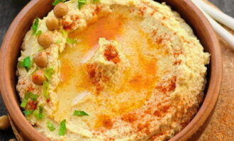 Place the prepared hummus on a suitable plate and sprinkle it with smoked paprika and herbs. You can add olive oil to taste. You can serve it to the table!