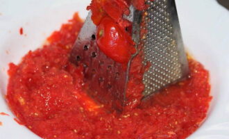 Rimuovere il torsolo dai pomodori rossi. Carote e pomodori vanno grattugiati grossolanamente.