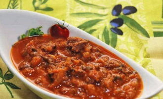 The delicious classic Bolognese sauce is ready. Use it to make pasta or lasagne. 