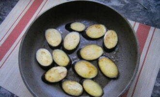 Heat a frying pan with vegetable oil. Drop some pieces of vegetables here. Fry them until lightly browned on both sides.