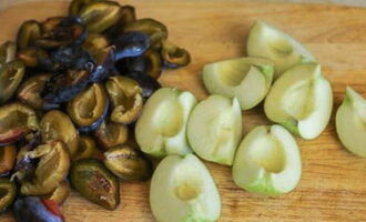 Next, cut the fruits into halves or quarters. Remove the seeds.