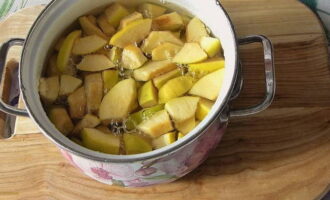 Encha tudo com meio litro de água e leve ao fogo. Cozinhe por 10 minutos após ferver.