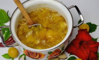 Quindi trasferiamo le bacche preparate in una casseruola, aggiungiamo acqua e mandiamo a bollire a fuoco basso.