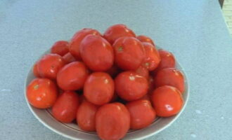 We wash the tomatoes. If desired, they can be scalded and peeled.