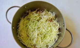 Finely chop the white cabbage and add it to the carrots.