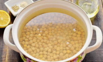 After the soaking procedure, transfer the chickpeas into a saucepan and fill them with water again.