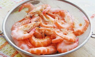 Place the cooked frozen product in a colander and rinse it under water.