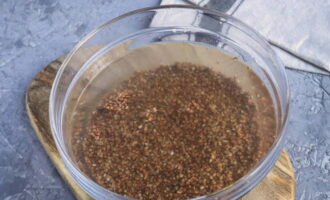 How to cook crumbly buckwheat in water in a saucepan with the correct proportions? Measure out the required amount of buckwheat, sort and rinse it.