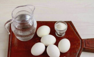 How to cook a poached egg at home? Take fresh chicken eggs.