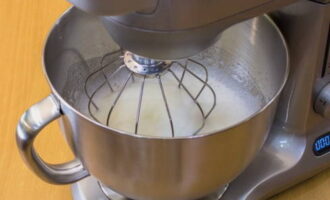 How to make meringue at home using a classic recipe? Separate the whites from the yolks, transfer them to a dry container and beat until a voluminous foam forms.