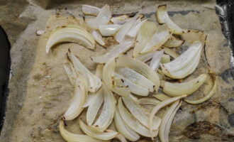 Peel the onions, cut into feathers and bake in the oven at 220 degrees for 10 minutes. Then chop it finely.