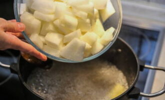 Luego colocar el melón en almíbar de azúcar hirviendo y cocinar a fuego lento durante 1 hora, revolviendo de vez en cuando y quitando la espuma resultante de la superficie.