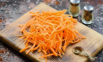 Just grate the carrots on a coarse grater.