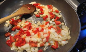 Remove the skins from the garlic and cut the cloves into small pieces. Wash the peppers in cool water. We remove the seeds, white films and stalk from it. Add garlic and pepper to the onion and fry. We spread the minced meat. Sprinkle with spices and mix the mixture.