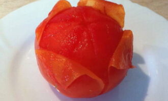 Sebelum memotong pulpa tomato, anda harus terlebih dahulu mengeluarkan kulit dari tomato. Tuangkan air mendidih ke atas tomato, selepas memotong bahagian atas (potongan hendaklah dalam bentuk salib). Selepas 1-2 minit, air perlu dituangkan dan diganti dengan air sejuk. 