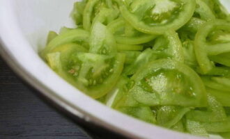 E por último, tomates verdes. Eles também devem ser cortados em meias argolas após a remoção de todos os locais onde os talos foram fixados.