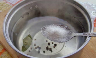 Boil water in a saucepan along with bay leaves and peppercorns. Here we dissolve the salt.