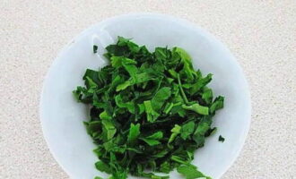 Finely chop the washed parsley with a knife.