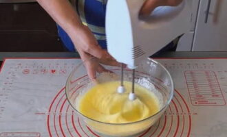 Per preparare le frittelle secondo la ricetta classica, sbattete in una ciotola le uova con il sale, lo zucchero e lo zucchero vanigliato.