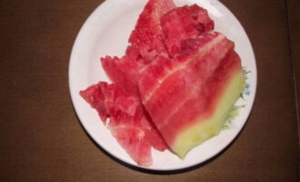 Paano gumawa ng watermelon jam para sa taglamig sa bahay? Banlawan ang hinog na pakwan na pinili para sa jam sa ilalim ng tubig na tumatakbo. Pagkatapos ay i-cut ito sa mga hiwa, alisin ang makapal na berdeng alisan ng balat at alisin ang mga buto. Agad na timbangin ang pulp upang makalkula nang tama ang asukal.