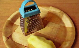 How to prepare lingonberry sauce for meat? Peel the ginger root and grate it on a fine grater.