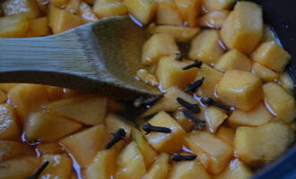 Nach dem Kochen Zitronensäure und ein wenig Nelken hinzufügen, um der Mischung Geschmack zu verleihen. Bei schwacher Hitze noch etwa 10 Minuten kochen lassen.