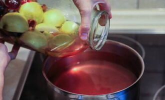 After a while, pour the liquid into a saucepan and boil it. To prevent the contents from escaping with the water, we use a special lid with holes.