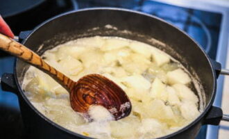 Po tem času preverimo pripravljenost marmelade glede na konsistenco sirupa in stanje melone. Moral bi postati večji in bolj pregleden.