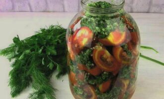 We sterilize jars and lids for sealing in advance. Place tomatoes at the bottom of the jar. Spread a layer of vegetables on top. Place the tomatoes again until all the vegetables are gone. 