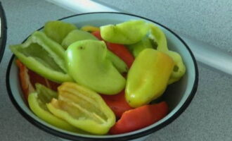 We divide the bell peppers into halves. Carefully remove all seeds.