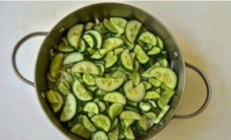 We also cut the washed cucumbers thinly and put them in a common bowl.