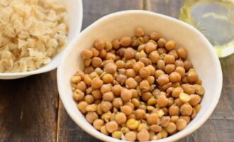 To get a more delicate hummus, remove the shell from the chickpeas. Rinse it several times under cold water and carefully remove the top layer.