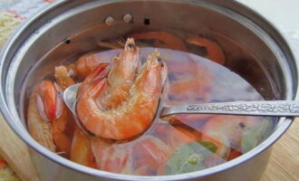 Place shrimp in boiling water with spices. Cook them for 3-4 minutes.