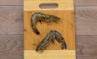 Boil the shrimp. We carefully remove their insides, without removing the shell.