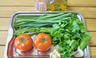 How to make lightly salted tomatoes with garlic and herbs for instant cooking? Wash and dry the pickling jar. Wash the tomatoes and herbs, peel the garlic.