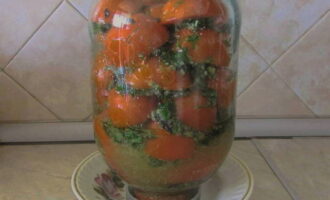 Pour the ingredients with a mixture of salt, sugar, oil and vinegar. Cover the jar with a lid and shake lightly. Turn the container upside down. We put it on a dish and put the structure in the refrigerator. After 7-8 hours, you can taste delicious tomatoes.