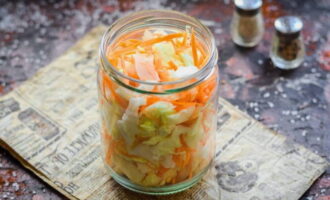 Place the vegetable mixture tightly in a clean and dry jar.