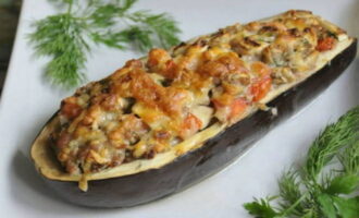 Place the filling in eggplant boats and grease with mayonnaise.Grate a piece of cheese and sprinkle it over the filled eggplants. Place the vegetable back in the oven for 15 minutes. Raise the temperature to 190 degrees.