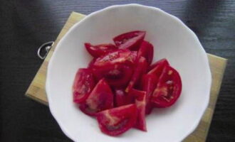 How to make quick-cooking marinated tomatoes with garlic and herbs? Wash the tomatoes and cut each into 4 parts.